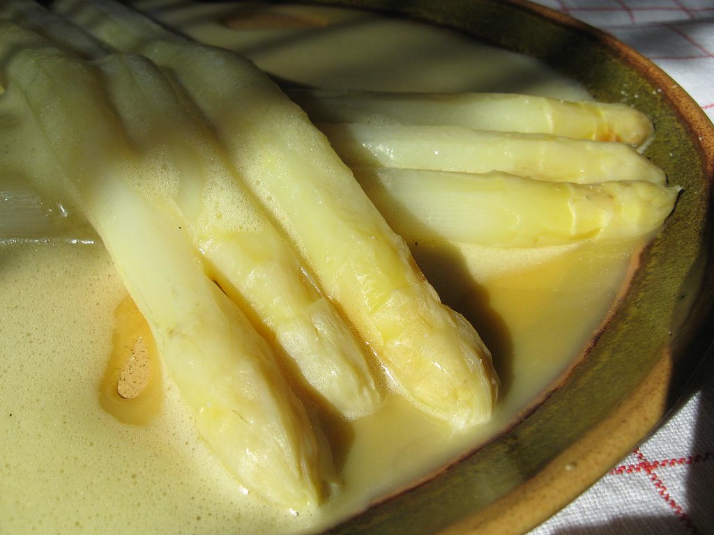 Asperges blanches sauce hollandaise