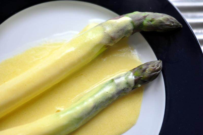 Asperges vertes sauce hollandaise