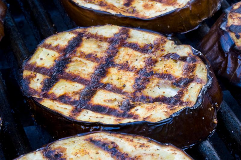 Aubergines grillées avec une salade de fromage de chèvre