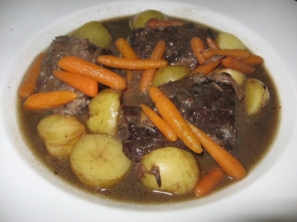 Bœuf bourguignon aux pommes de terre à la vapeur