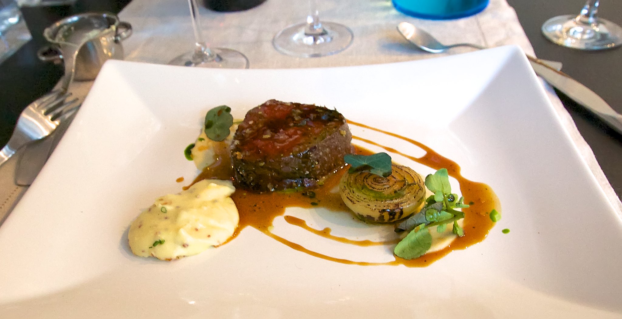 Joues de bœuf braisées avec une purée de pommes de terre