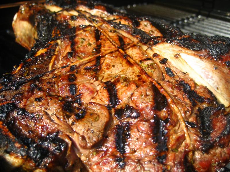 Côte de bœuf grillée et légumes printaniers avec un beurre aux herbes