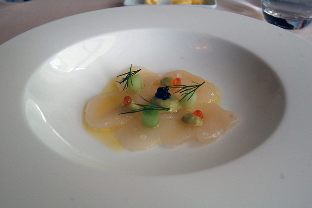 Carpaccio de coquilles Saint-Jacques à l’huile de truffe noire