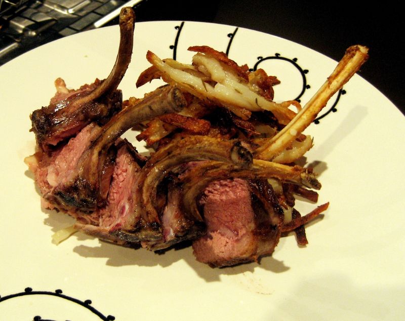 Carré d’agneau rôti et pommes Pont-Neuf