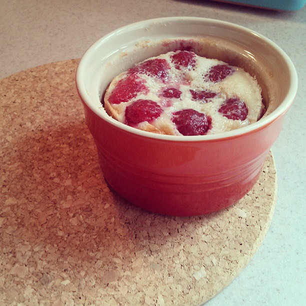 Clafoutis aux cerises et aux framboises