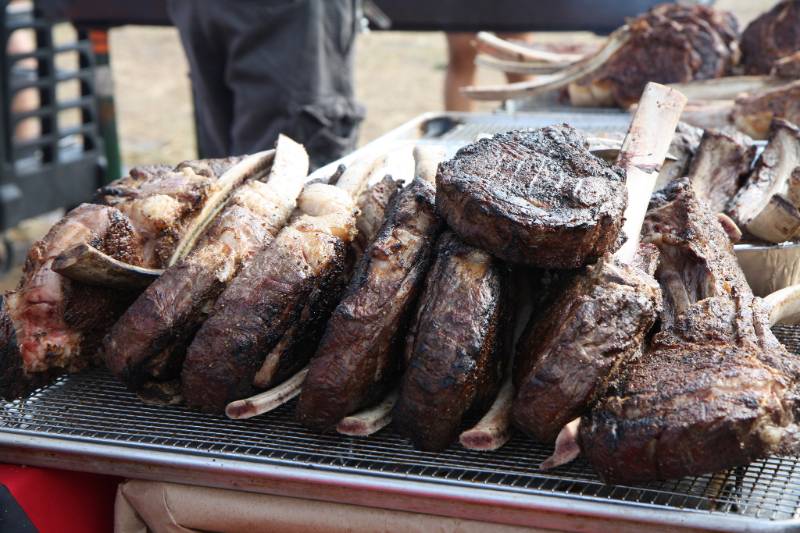 Côte de bœuf grillée à la moelle