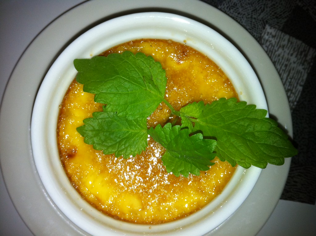 Crème brûlée parfumée à la noix