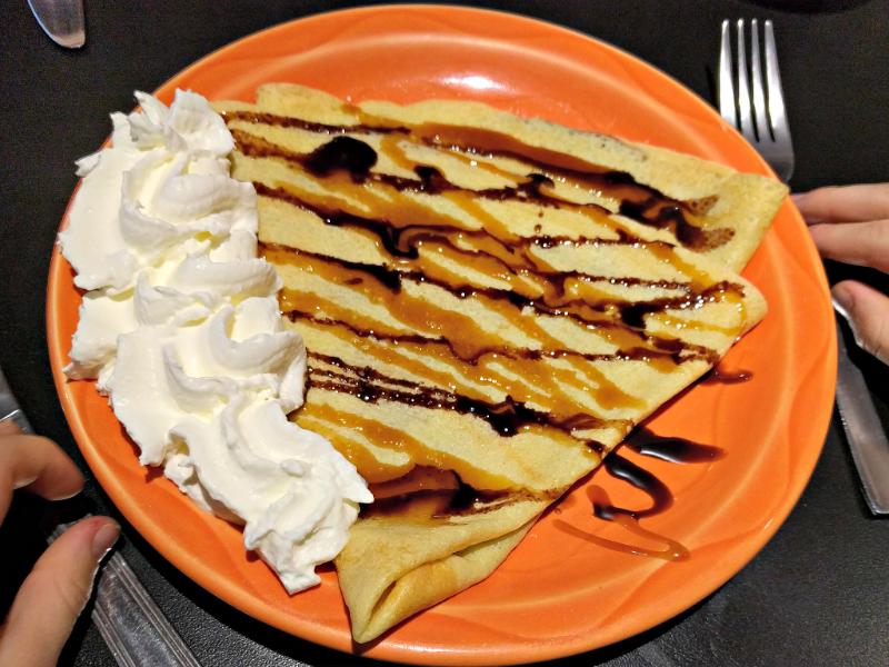 Crêpe au chocolat nappées de caramel - Photo de Ruth Hartnup - 101Pairing.com