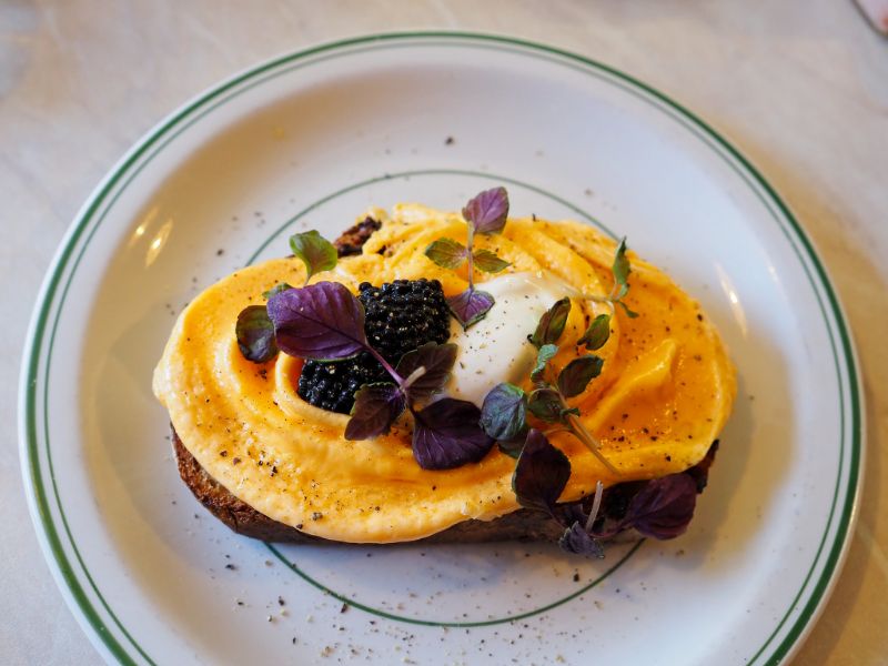 Oeufs brouillés au caviar