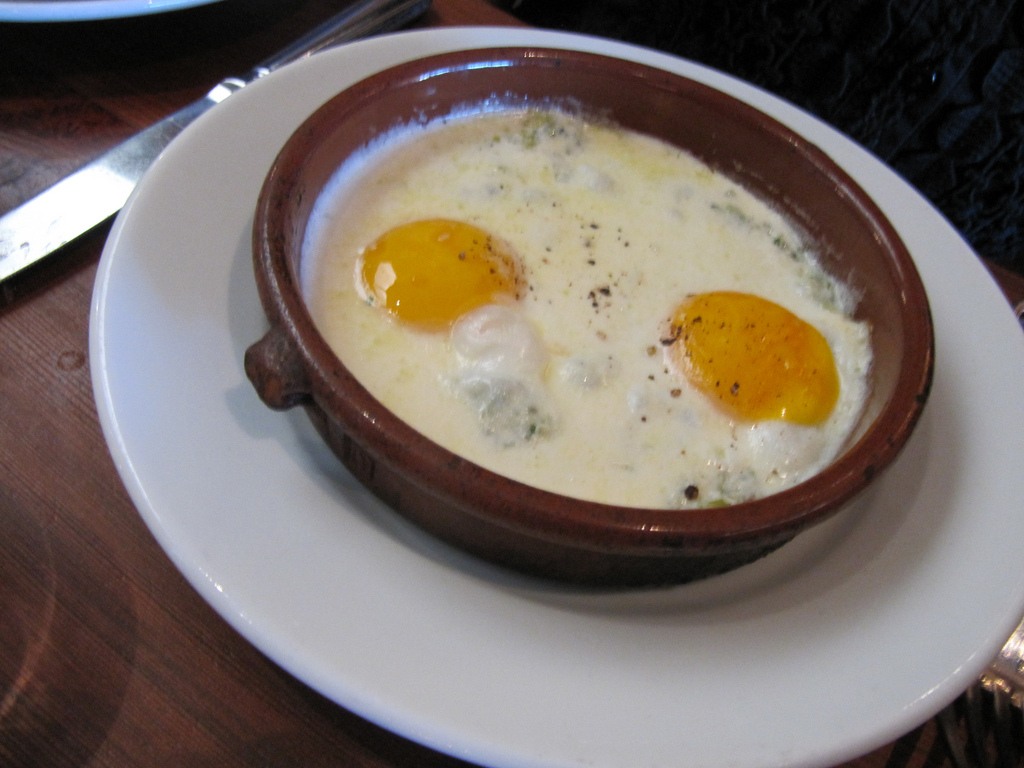 Oeufs en cocotte à la crème - Photo de Cody and Maureen - 101Pairing.com