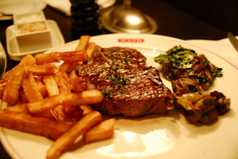 Entrecôte à la poêle et pommes frites