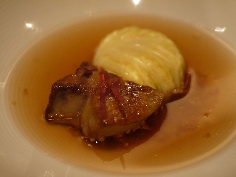 Escalope de foie gras de canard à la poêle et aux cèpes