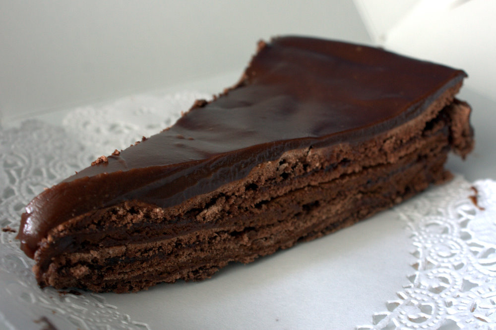 Gâteau au chocolat avec une crème anglaise au café