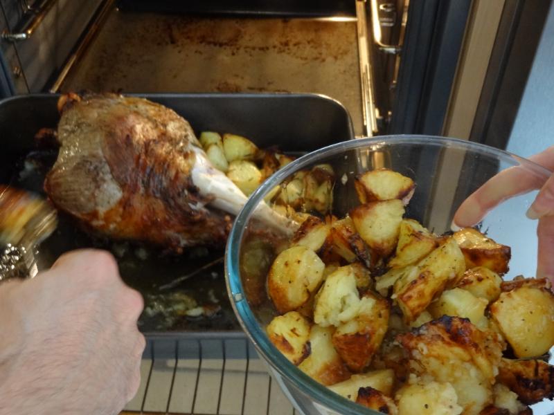 Gigot d’agneau aux pommes sarladaises