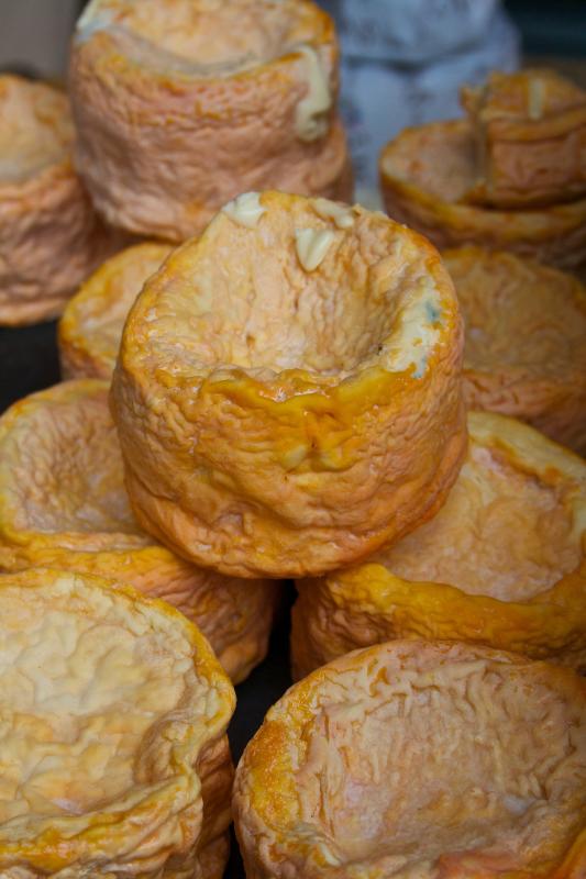 Langres avec des pêches et des poires