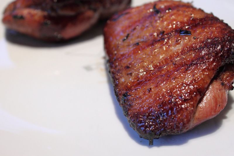 Magret de canard grillé sauce au cassis