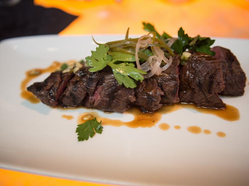 Onglet de bœuf grillé et pommes de terre à la braise