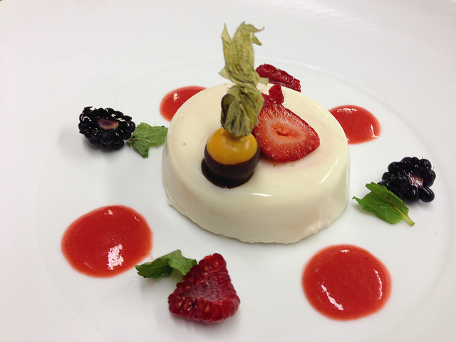 Panna cotta de fruits rouges - Photo de Kurman Communications, Inc. - 101Pairing.com