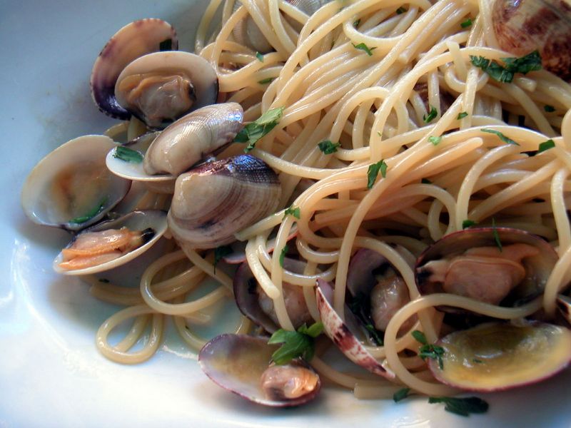 Spaghetti aux palourdes et pain grillé