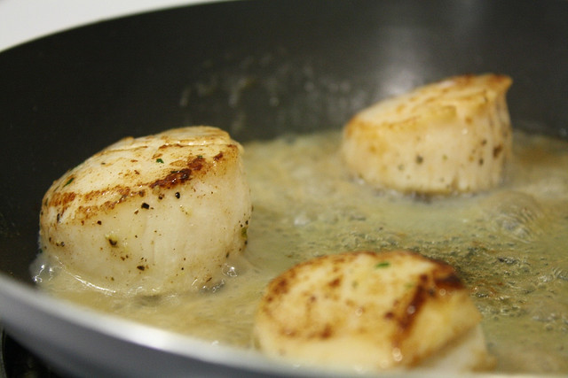 Coquilles Saint-Jacques à la poêle sur une mousseline d’épinards