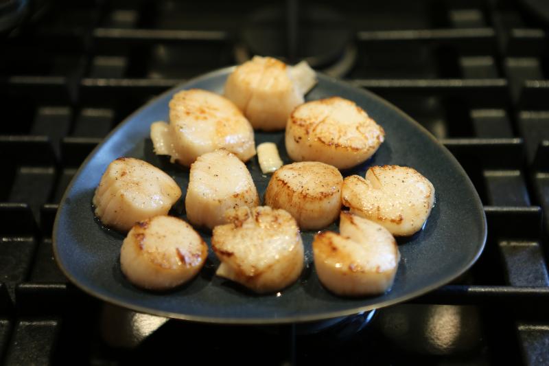 Coquilles Saint-Jacques à la poêle et au Noilly Prat - Photo de Lars Plougmann - 101Pairing.com