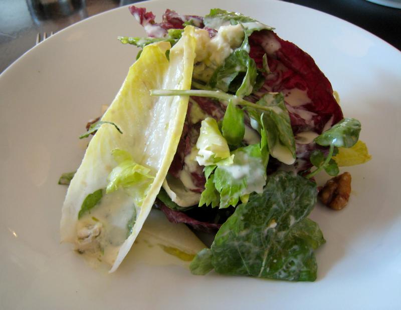 Salade d’endives aux noix et au roquefort