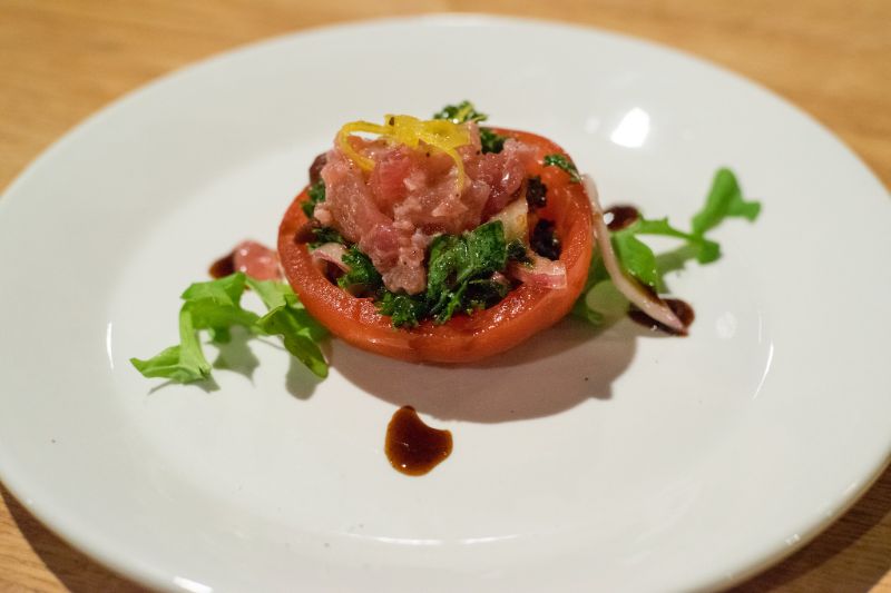 Salade de thon à la tomate et aux oignons - Photo de Edsel Little - 101Pairing.com