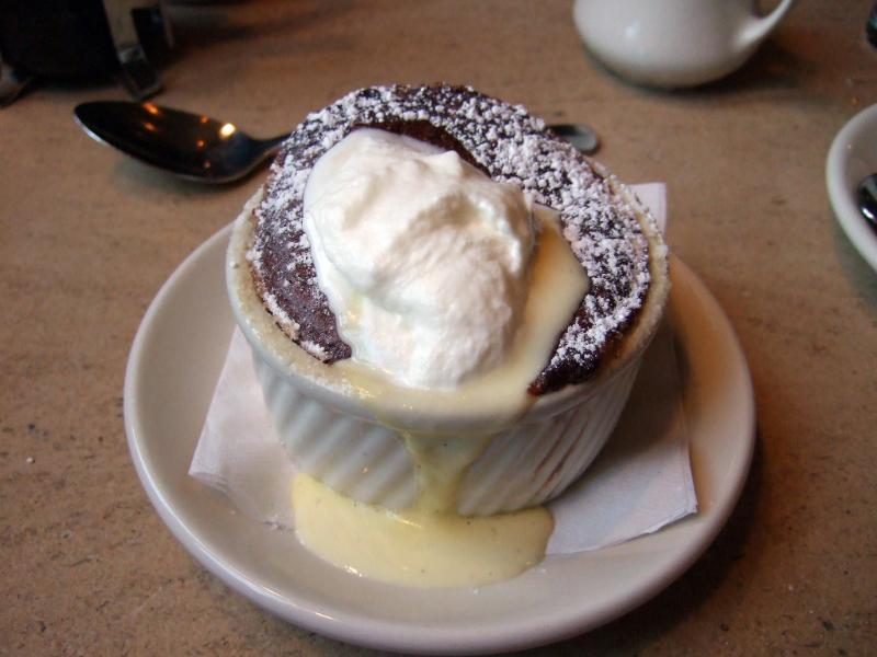 Soufflé au chocolat et glace à la vanille