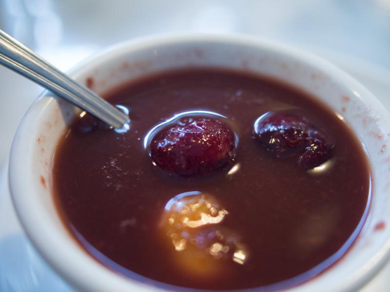 Soupe de cerises aux épices et glace aux calissons