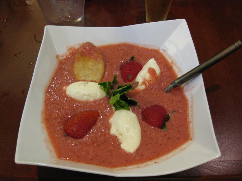 Soupe de fraises et glace à la vanille