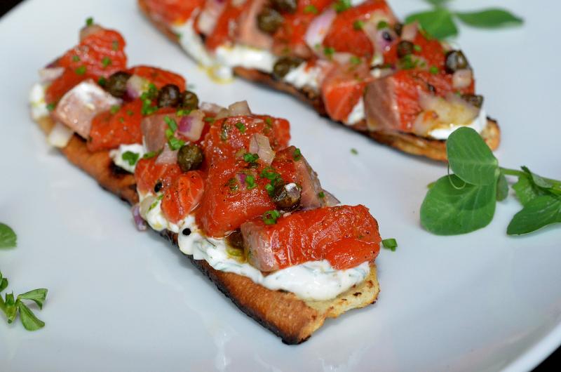 Tartare de saumon à la crème fraîche et à la ciboulette - Photo de Benny's Chop House - 101Pairing.com