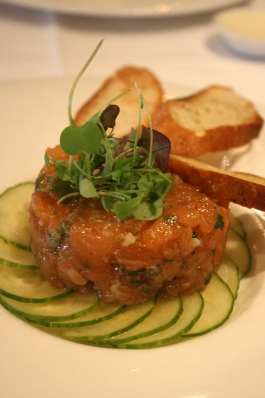 Tartare de saumon aux herbes - Photo de Quinn Dombrowski - 101Pairing.com