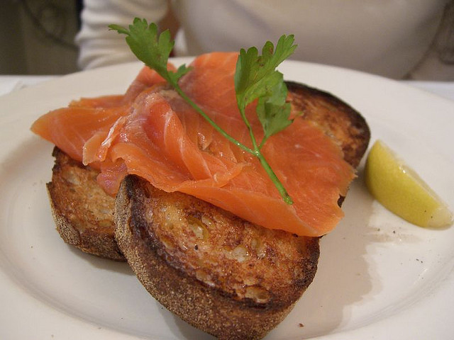 Toast au saumon fumé avec un filet de citron - Photo de Alpha - 101Pairing.com